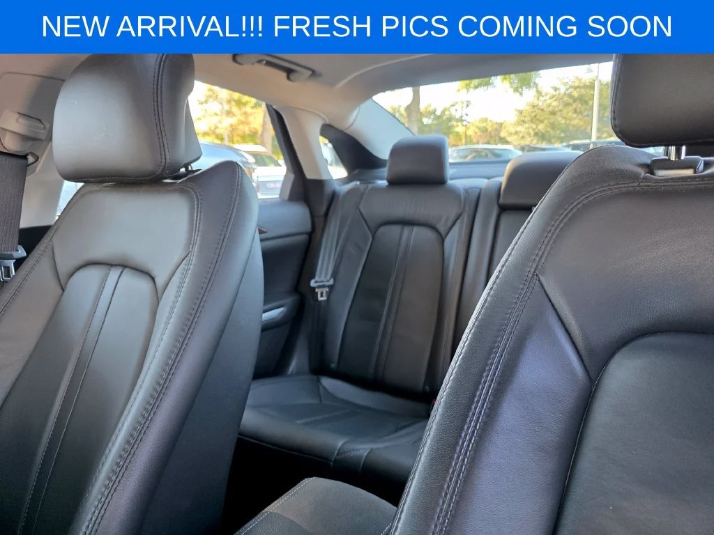 Used 2013  Lincoln 4dr Sdn FWD image 9