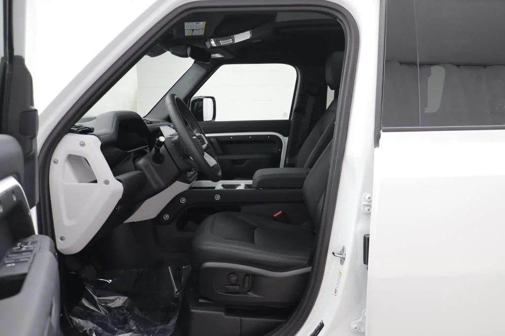 Certified Used 2026 White Land Rover X-Dynamic SE image 5