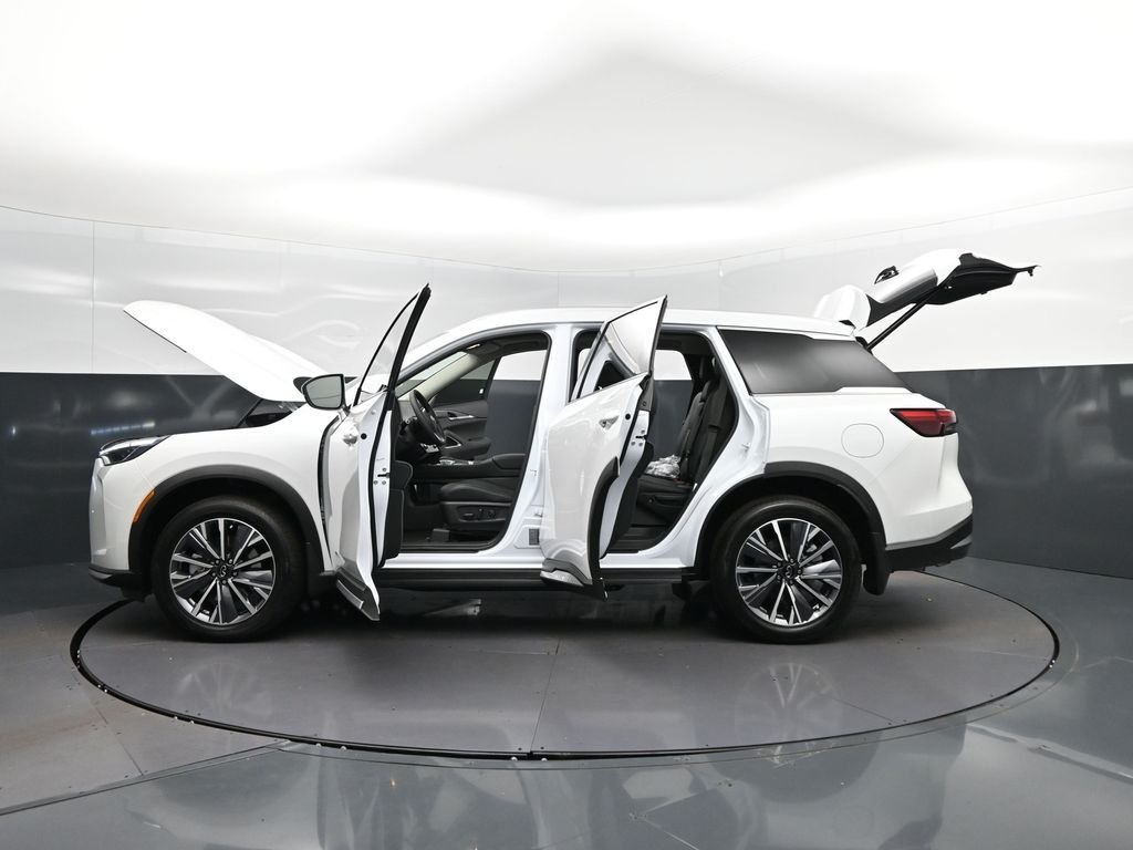 New 2026 RADIANT WHITE INFINITI Luxe FWD image 42
