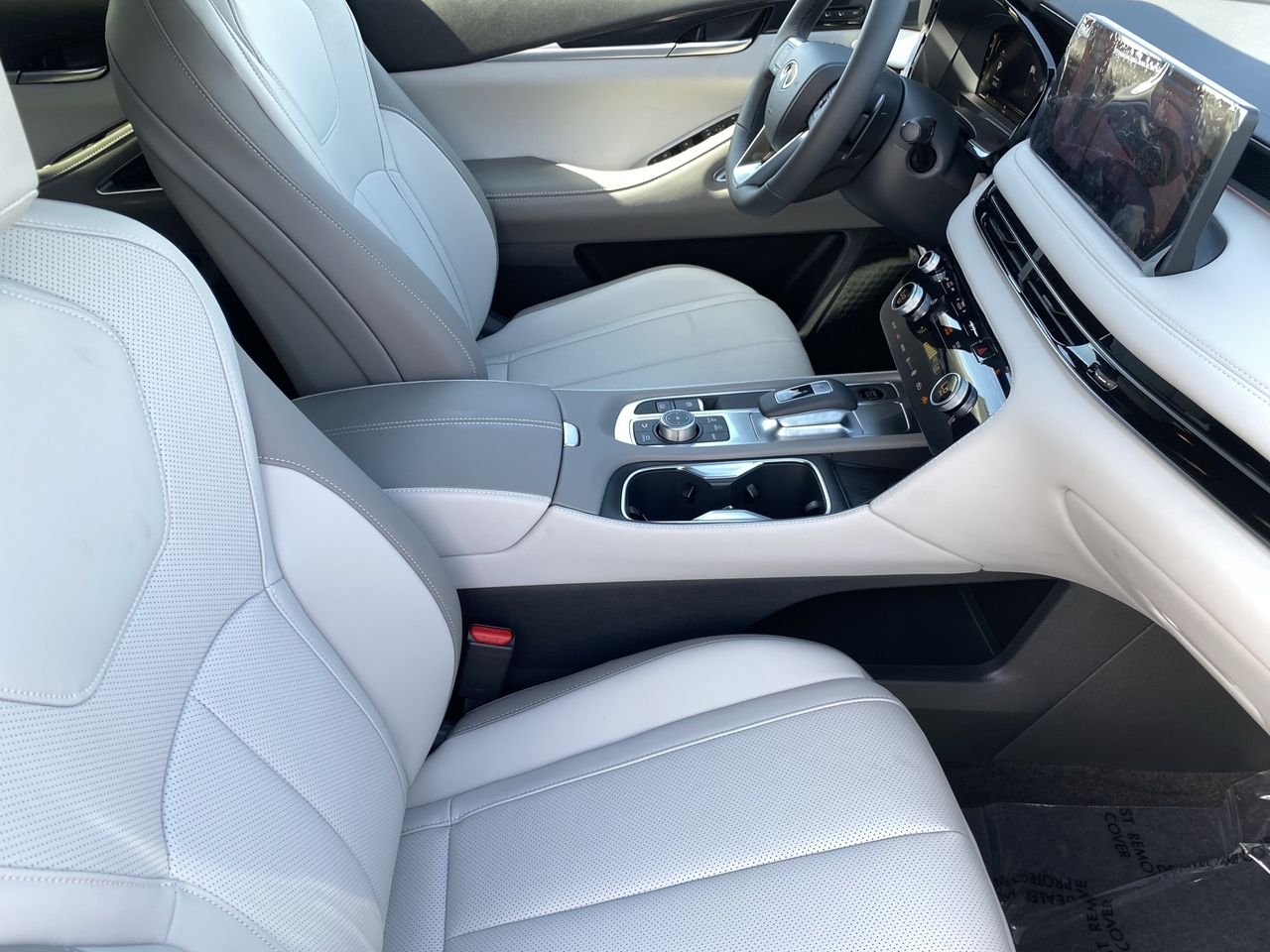 New 2027 2T RAD WHT INFINITI SPORT image 9
