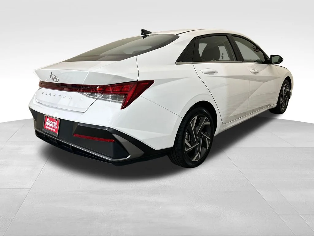 Used 2024 White Hyundai SEL image 5