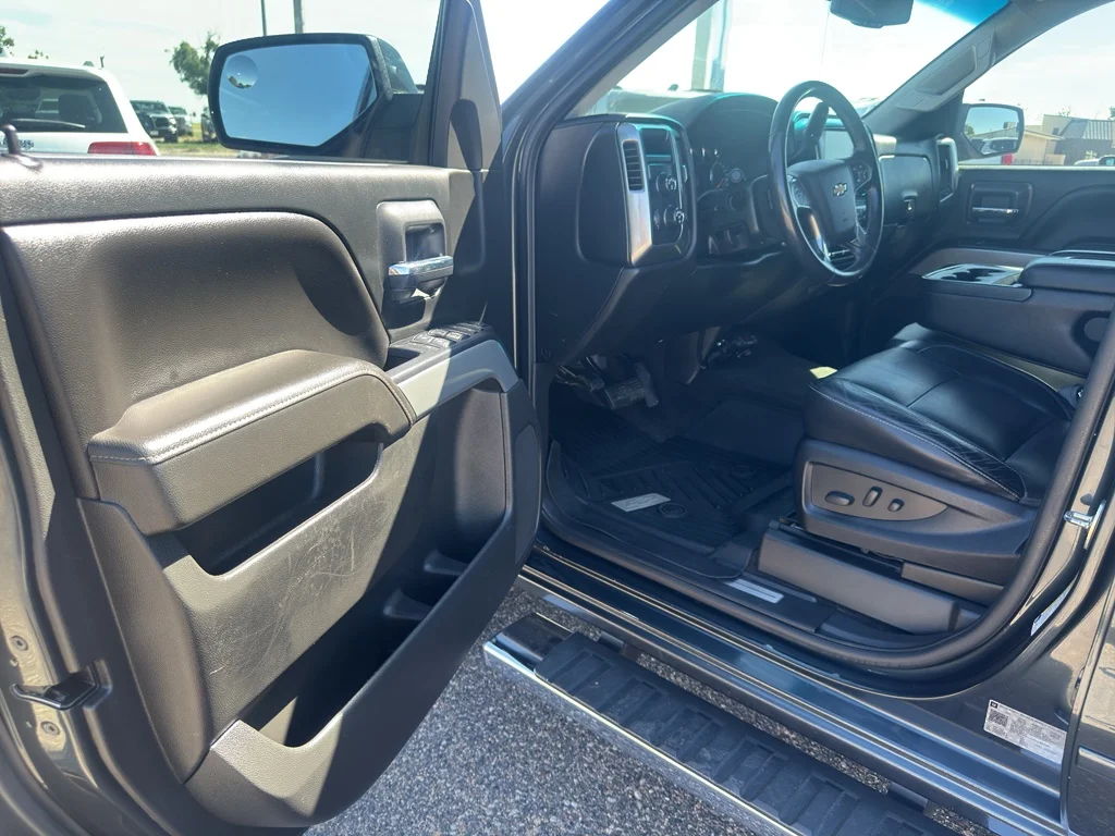 Used 2018 GRAPHITE METALLIC Chevrolet LT image 7