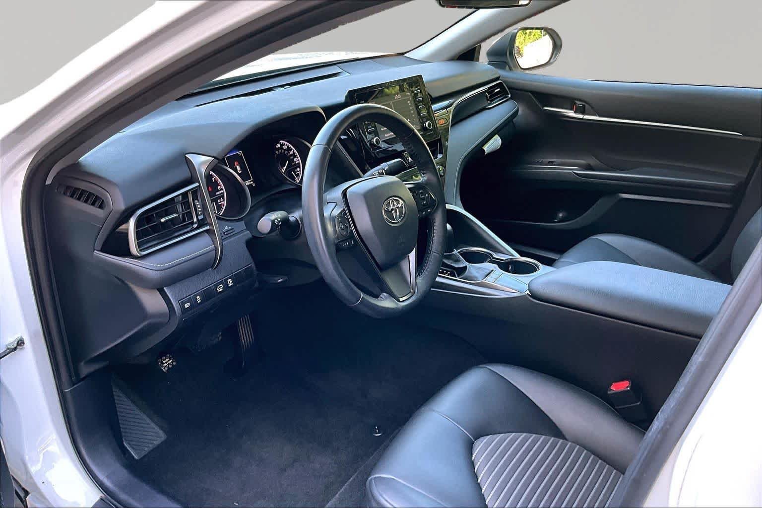 Used 2022 White Toyota SE image 18