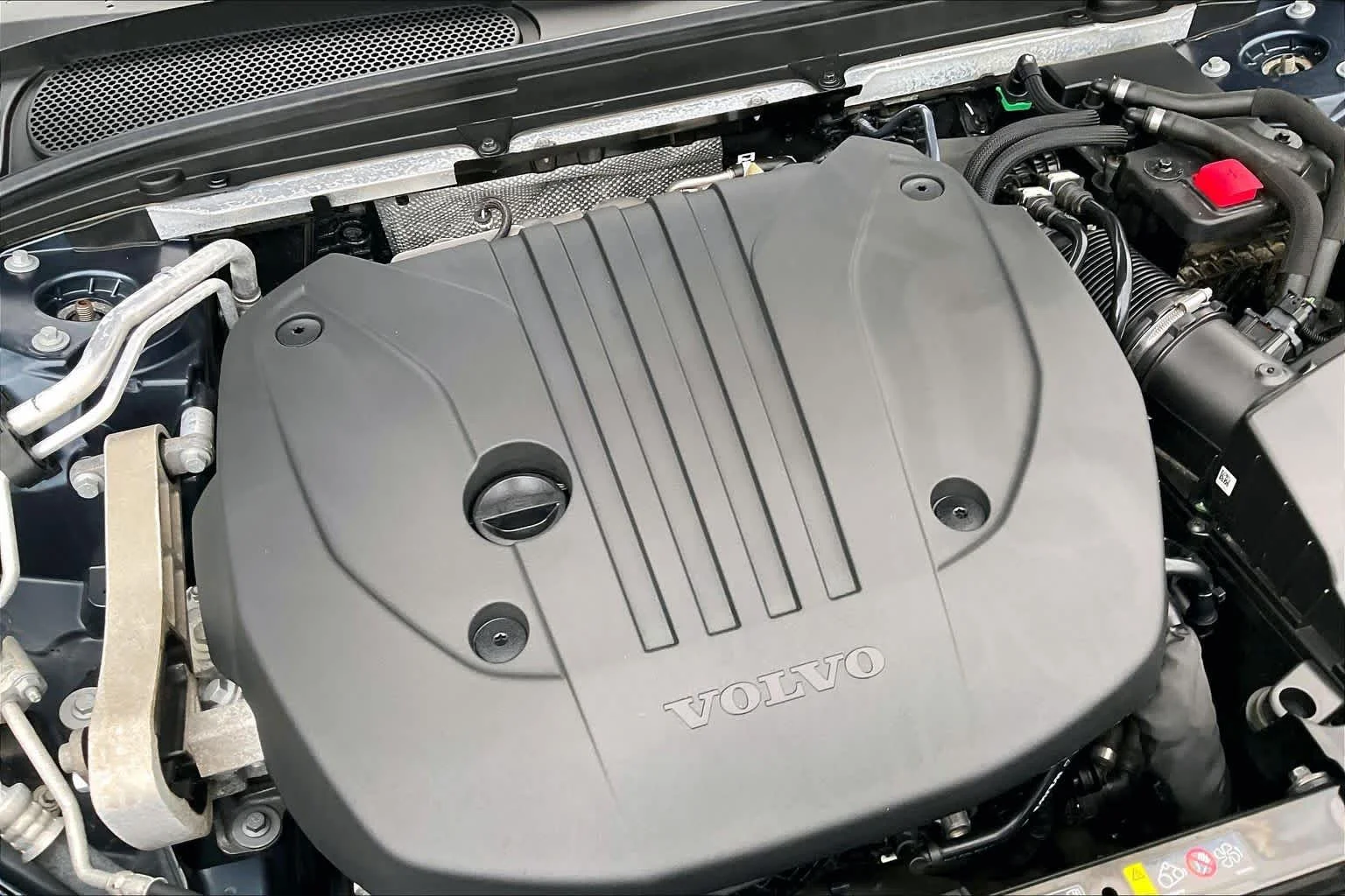 Used 2024  Volvo Core Dark Theme image 30