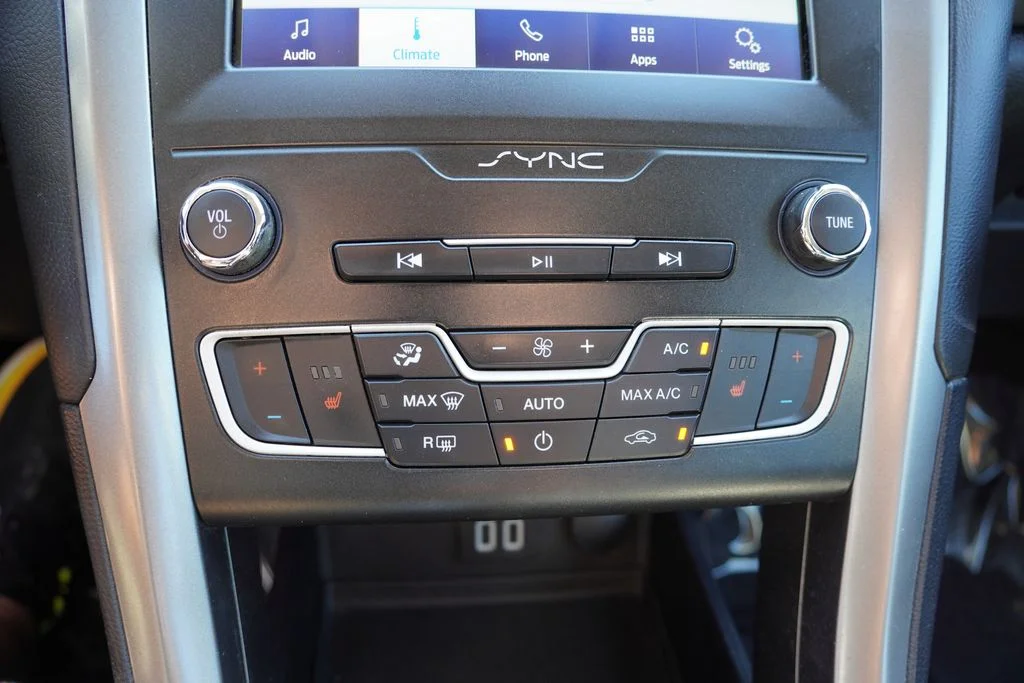 Used 2020 Blue Ford SE image 25