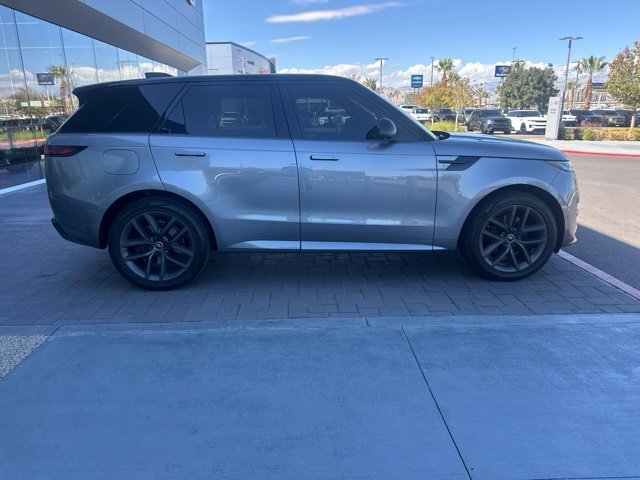 Used 2023 Gray Land Rover SE Dynamic image 4