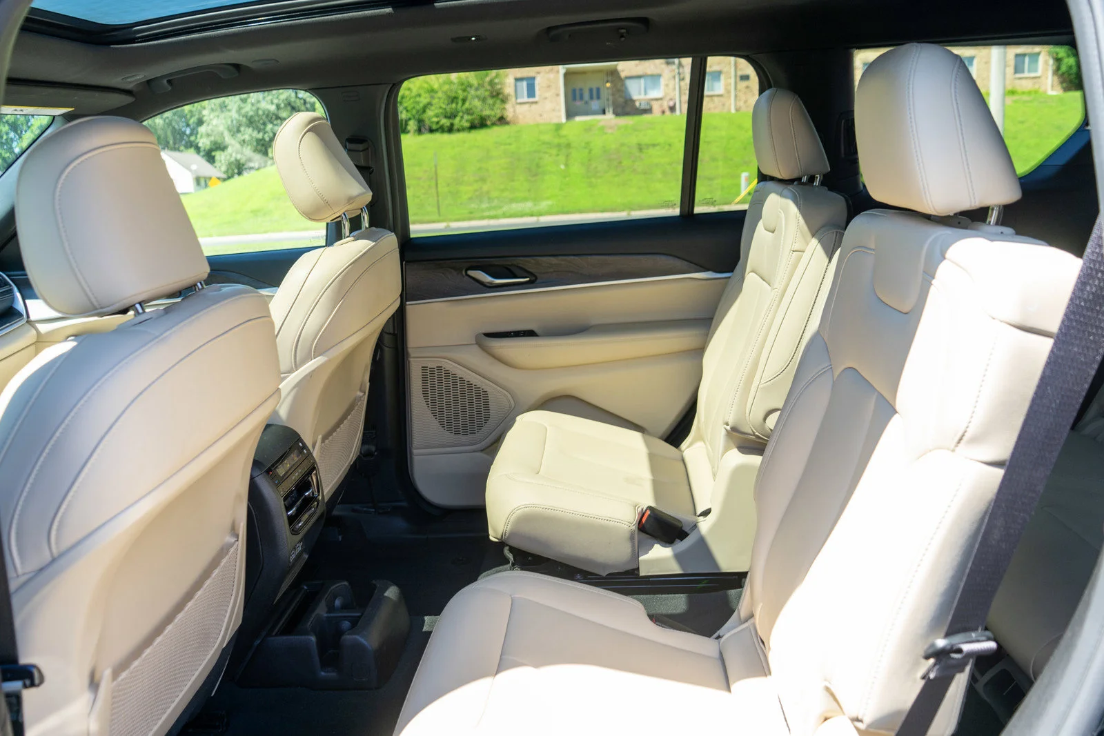 Used 2023 Diamond Black Crystal Pearlcoat Jeep Limited image 30