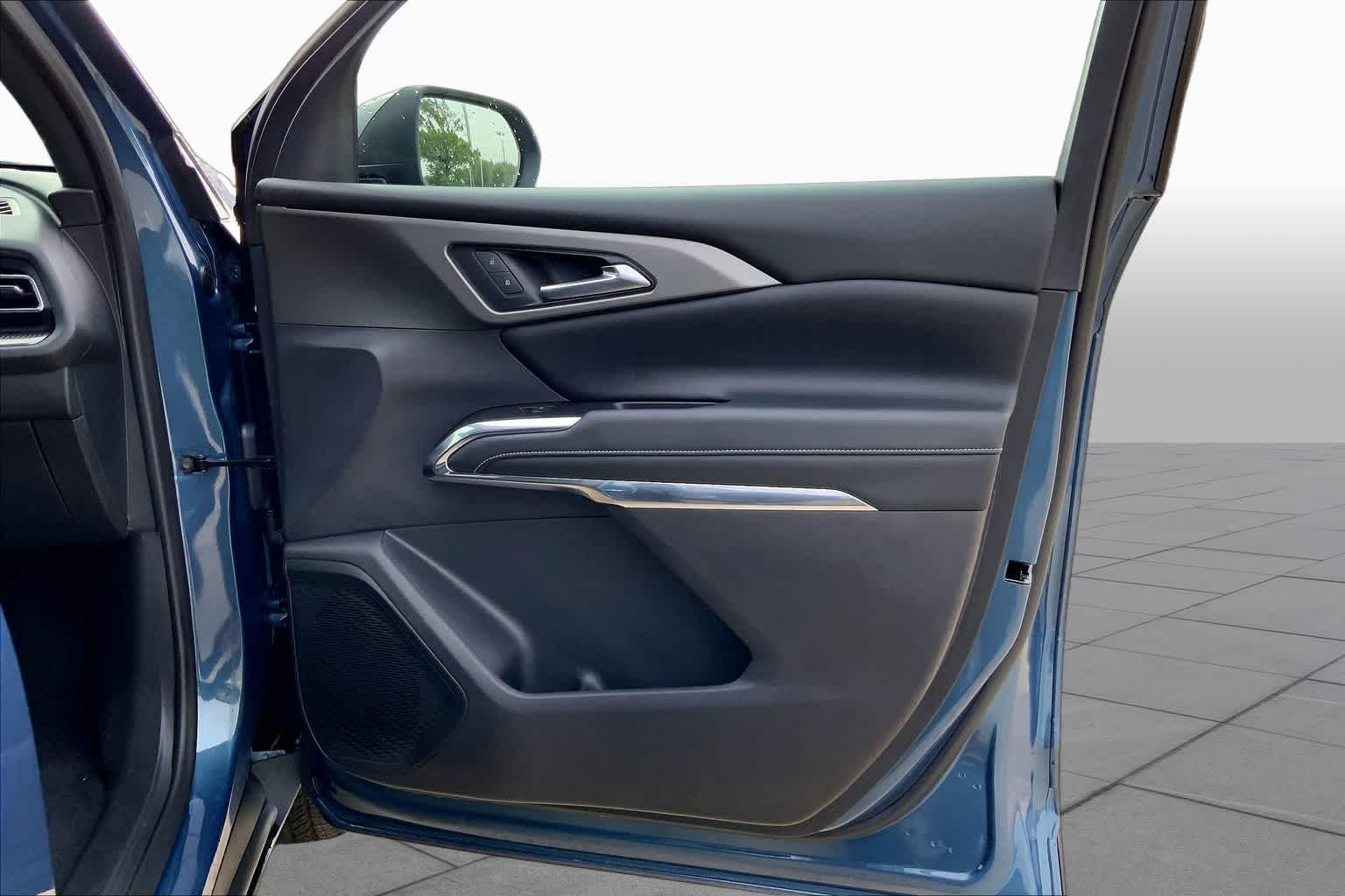 Used 2025 Lakeshore Blue Metallic Chevrolet FWD LT image 22