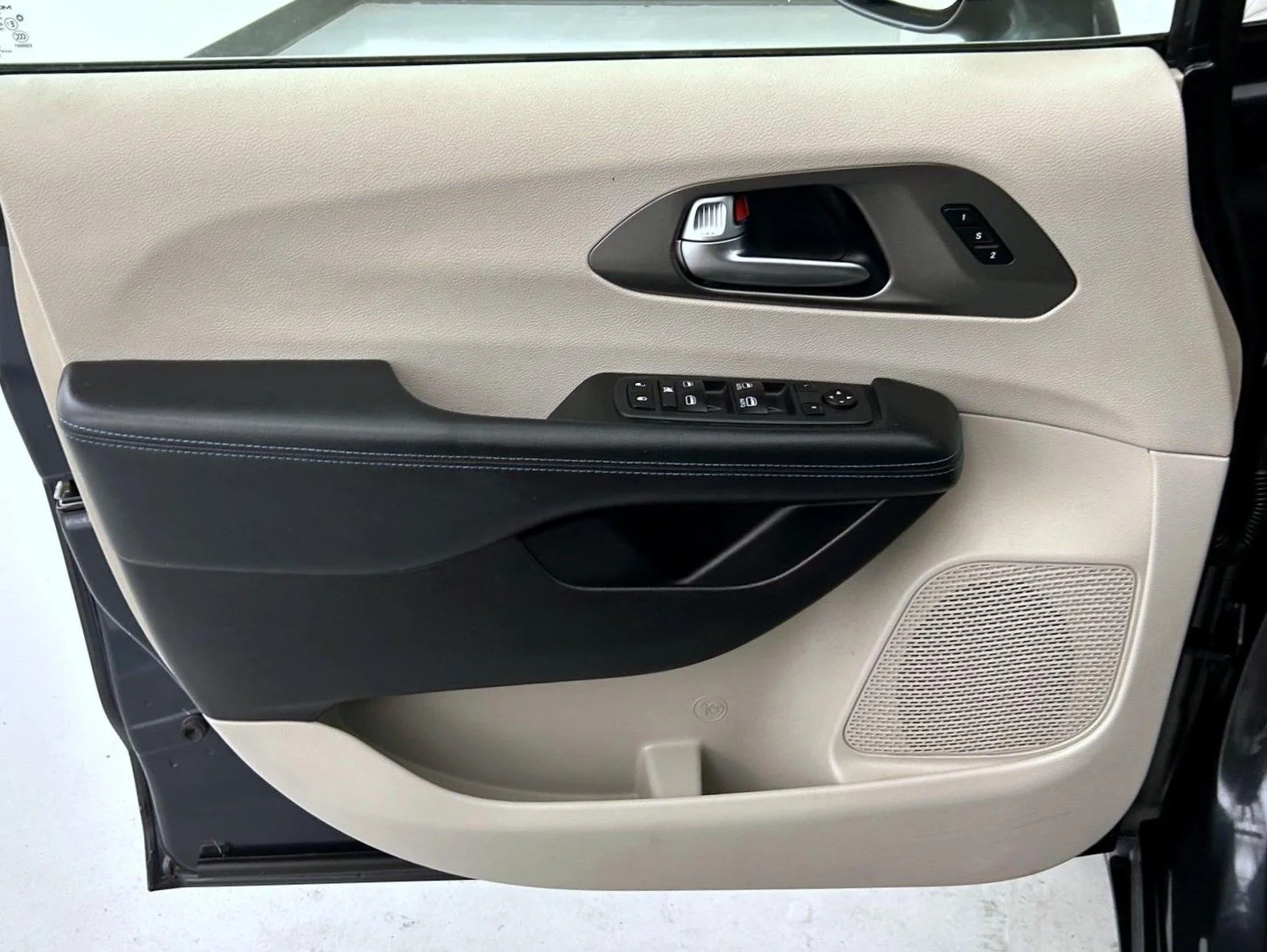 Used 2021 Gray Chrysler Touring L image 9