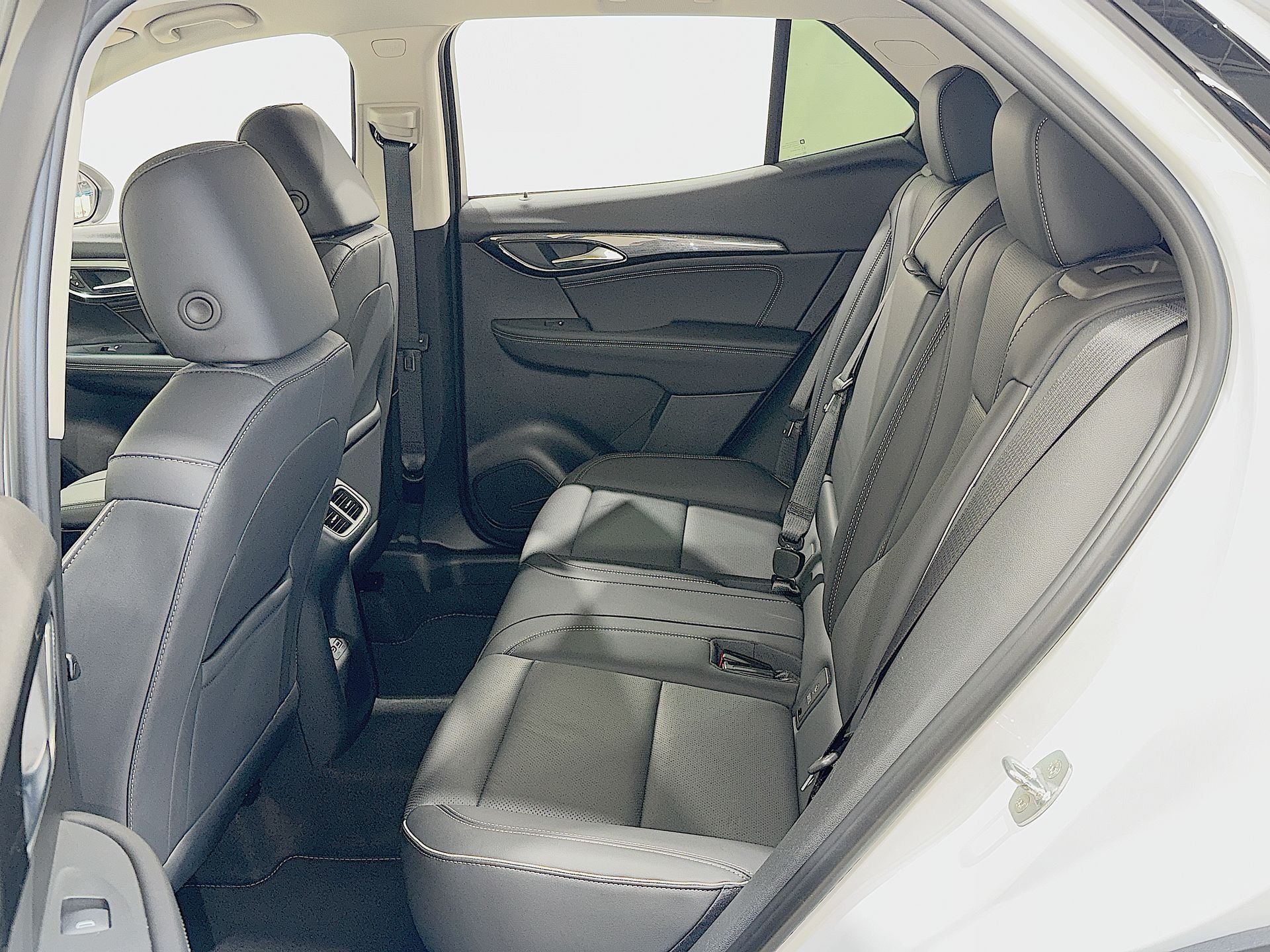 Used 2023 Summit White Buick Essence image 22
