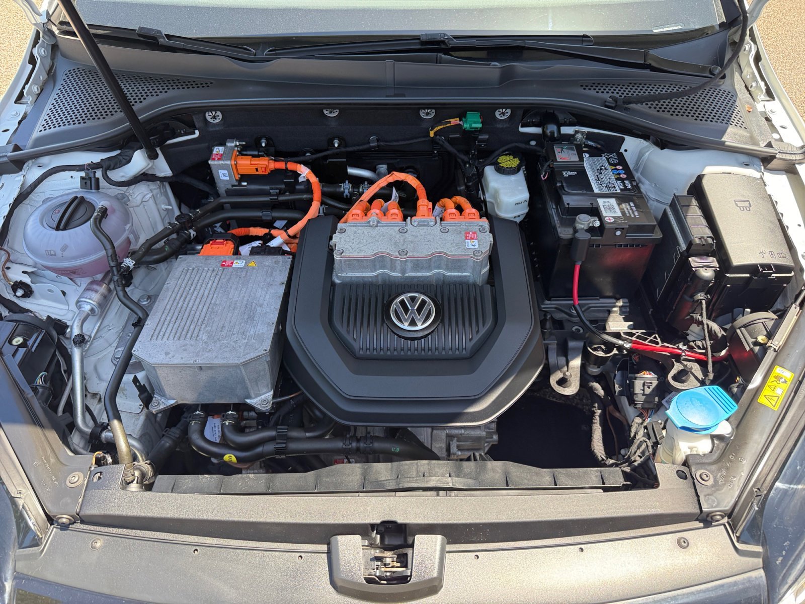 Used 2015 Pure White VOLKSWAGEN Limited Edition image 20