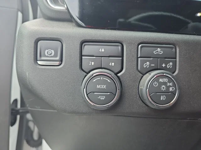 Used 2025 White Chevrolet LT image 27