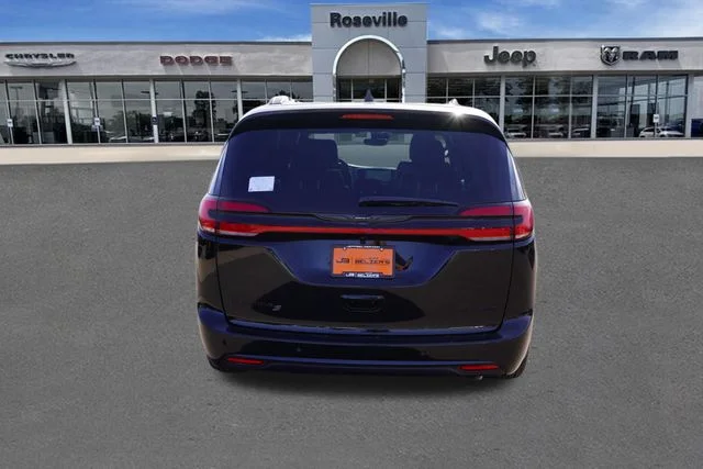 New 2026 Diamond Black Crystal Pearl-Coat Exterior Paint Chrysler Limited image 5