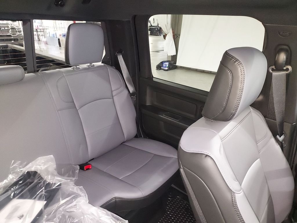 New 2026 Diamond Black Crystal Pearl-Coat Exterior Paint RAM Tradesman image 14