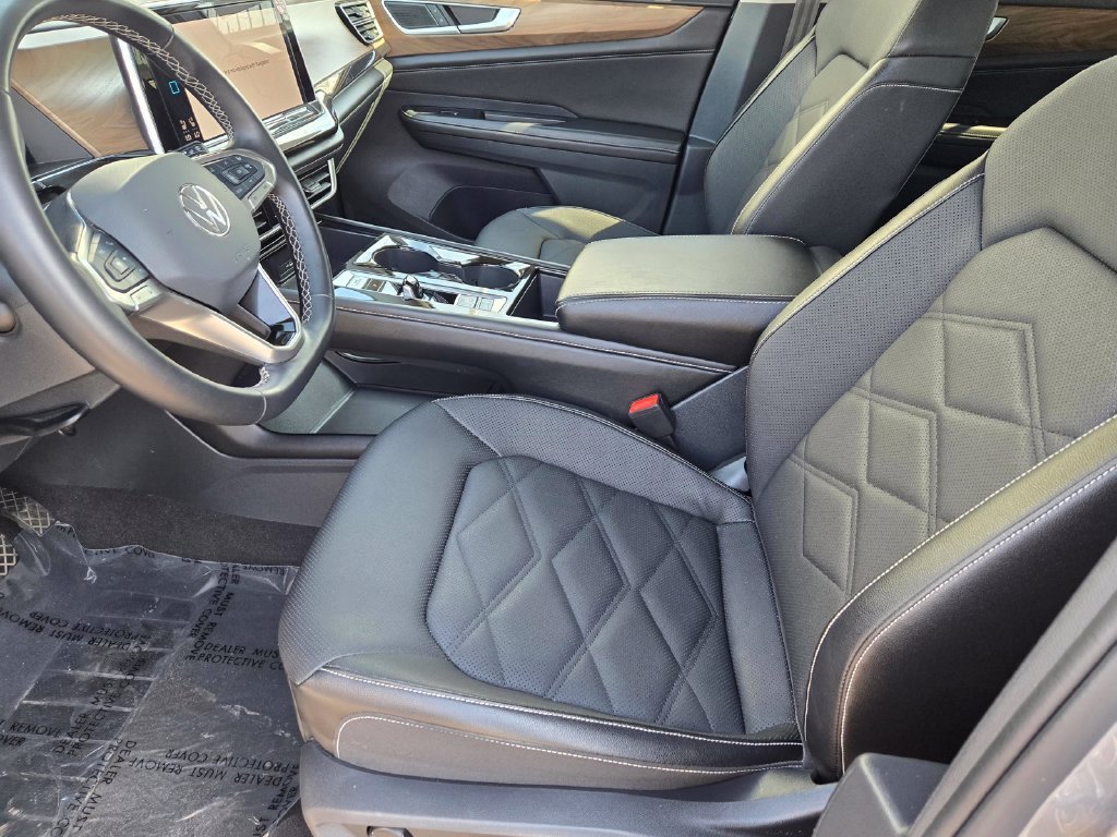 Used 2025  Volkswagen 2.0T SE w/Technology image 14