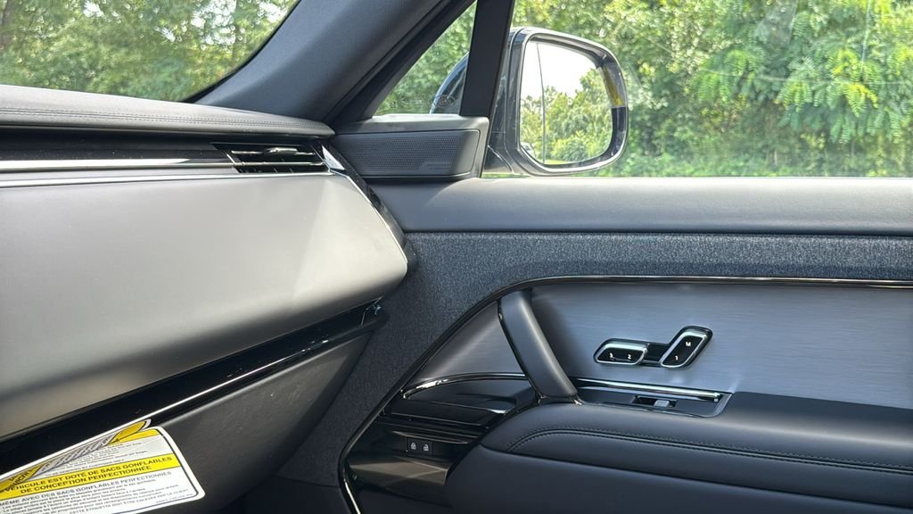 New 2026 Santorini Black LAND ROVER Dynamic SE image 18
