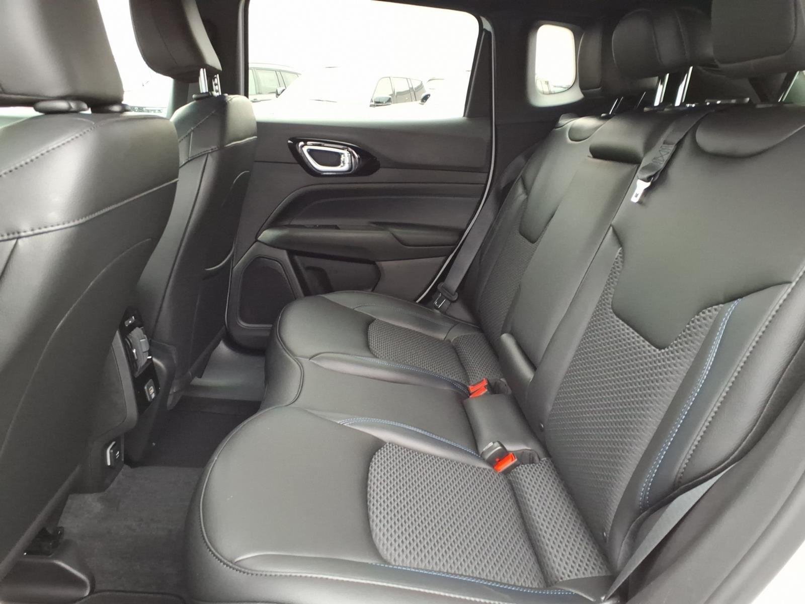 New 2026 Bright White Clearcoat Jeep Latitude Altitude image 23