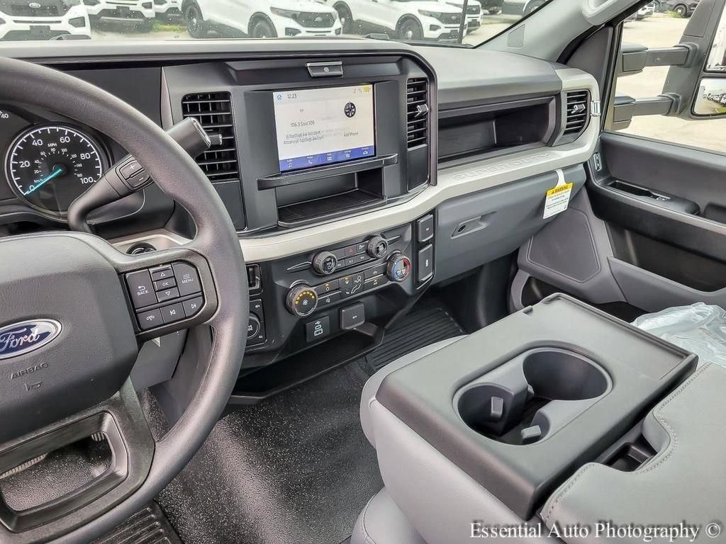 New 2025 Oxford White Ford F-450® XL image 18