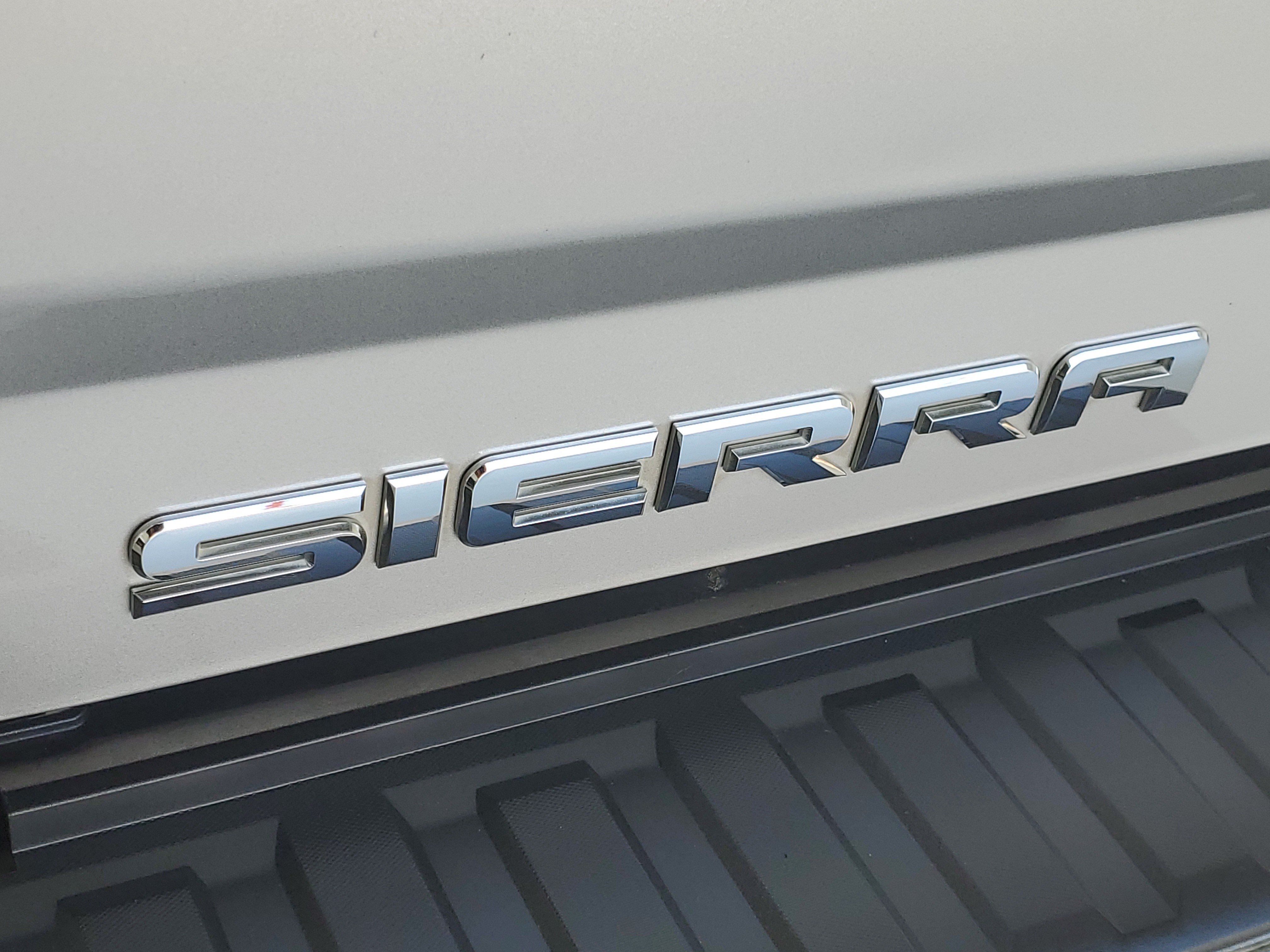 Used 2018 Quicksilver Metallic GMC SLT image 10