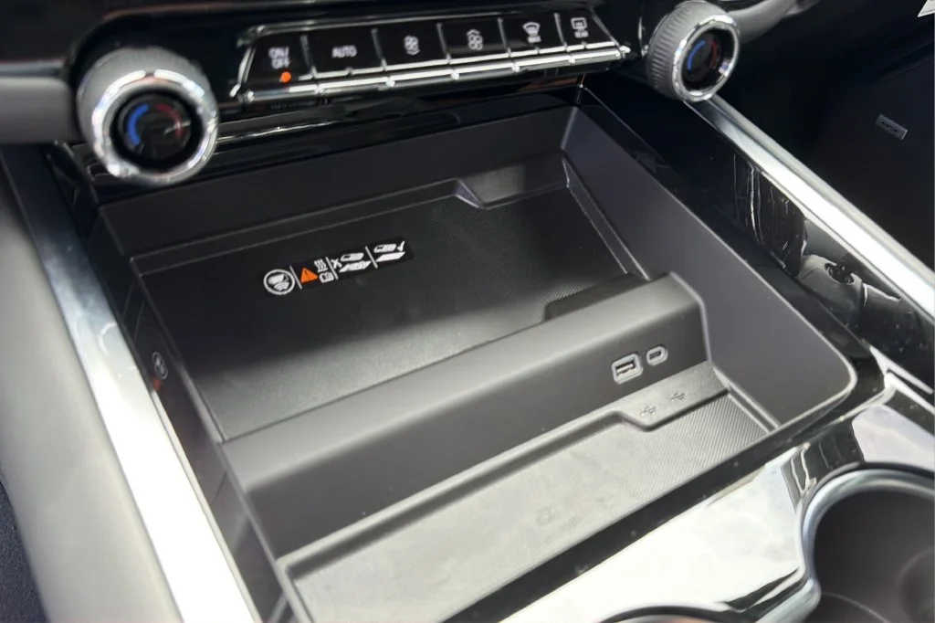 New 2026 Polar White Tricoat Chevrolet High Country image 25