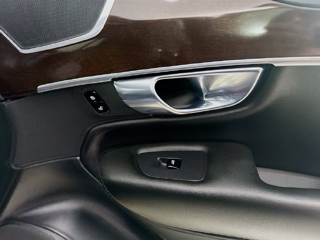 Used 2019 Magic Blue Metallic Volvo Momentum image 27