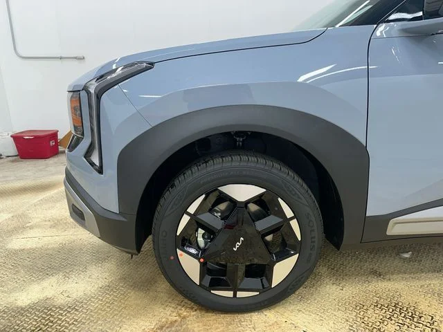 New 2027 Pale Gray Kia S image 19