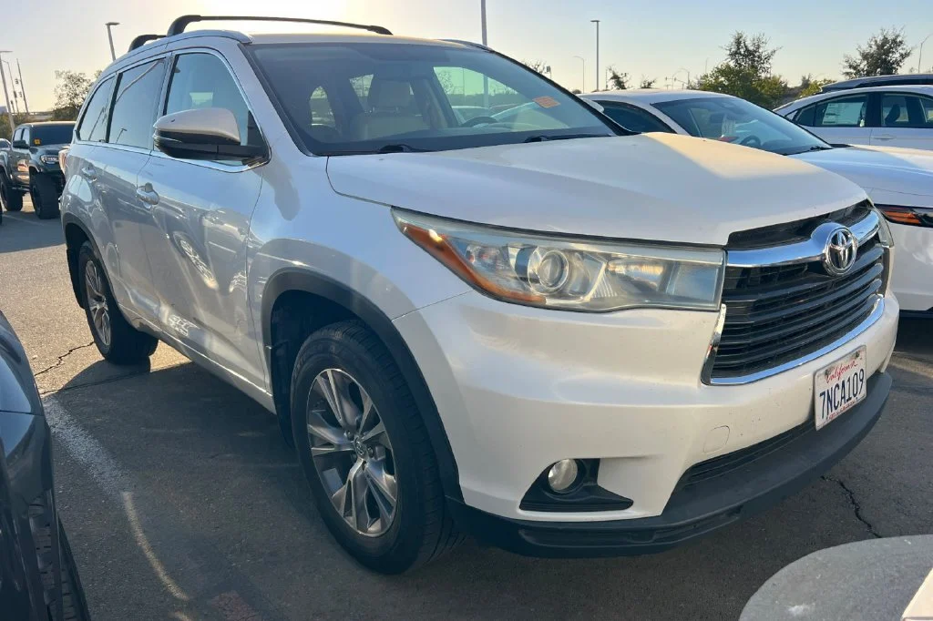 Used 2015 Toyota Highlander XLE with VIN 5TDJKRFH0FS177671 for sale in Hanford, CA