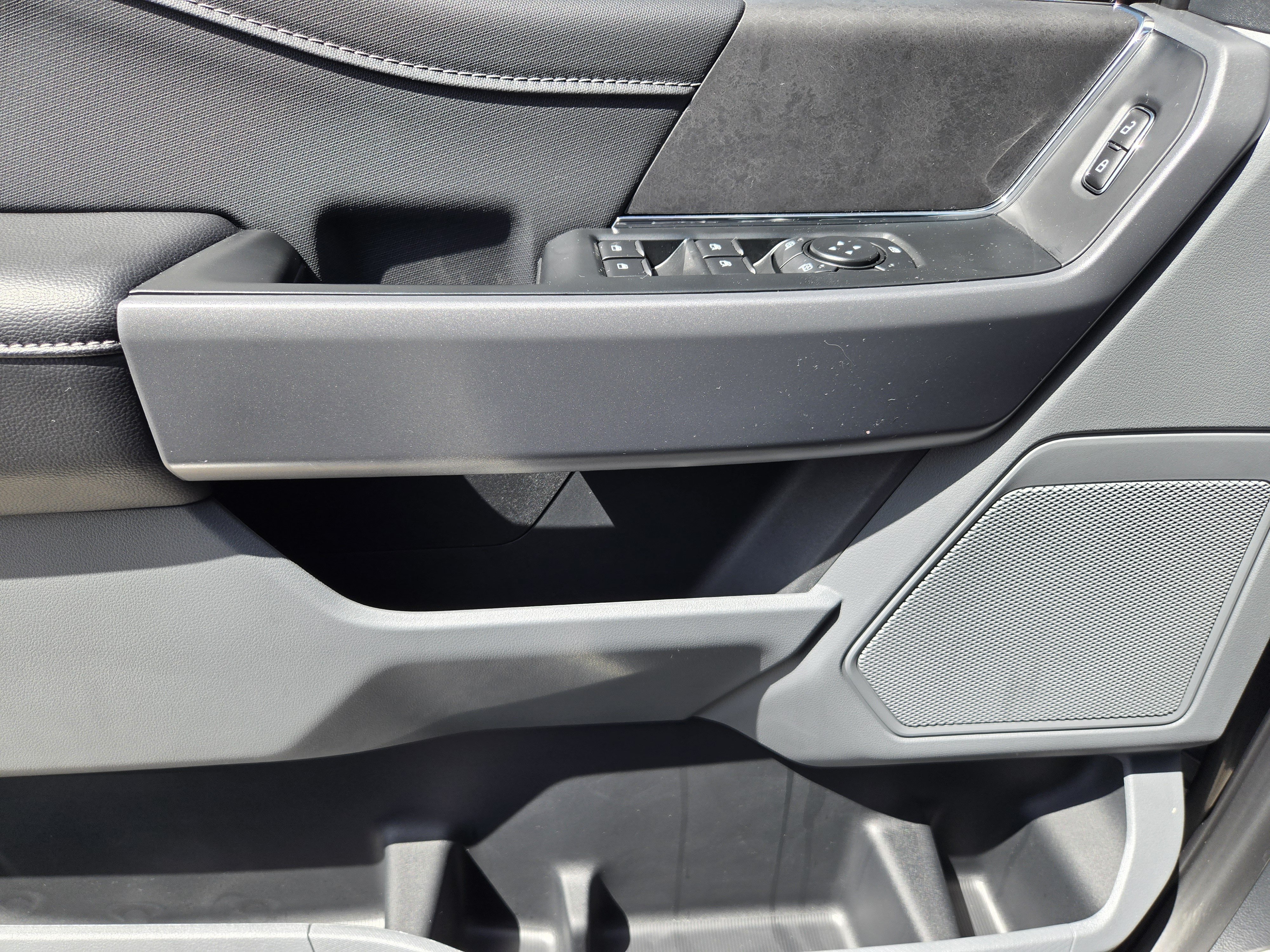 New 2026 Carbonized Gray Metallic Ford XLT image 15