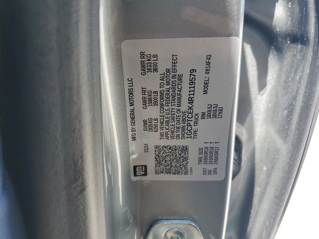Used 2024 Gray Chevrolet LT image 31