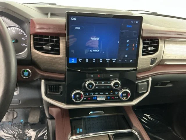 Used 2024  Ford Limited image 14