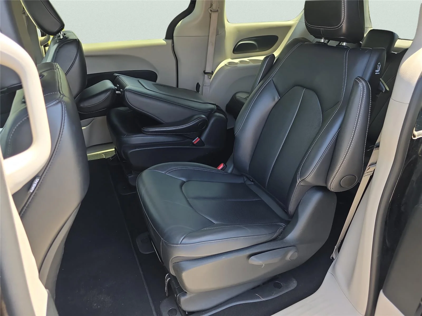 Used 2024 Black Chrysler Hybrid Select image 20
