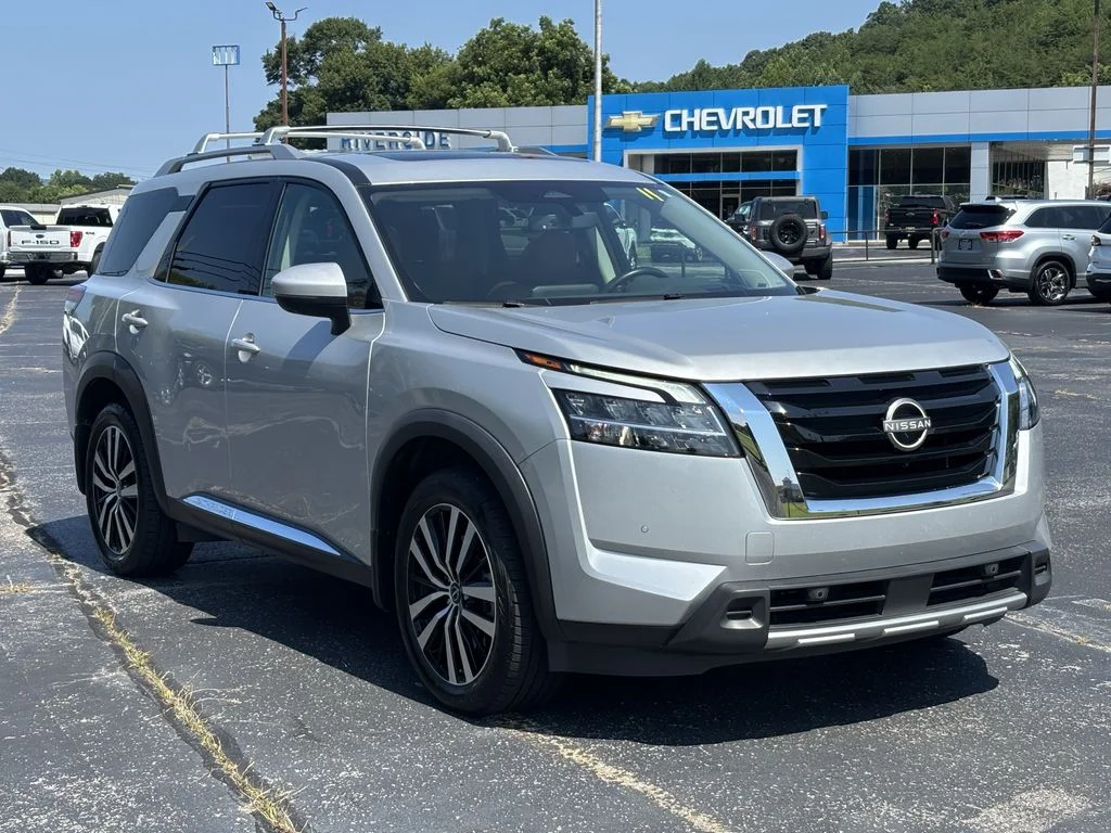 Used 2023 Silver Nissan Platinum image 4