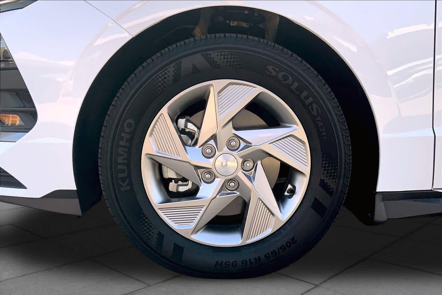 Used 2025 Serenity White Hyundai SE image 10