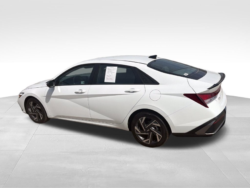 Used 2025 White Hyundai SEL Sport image 3