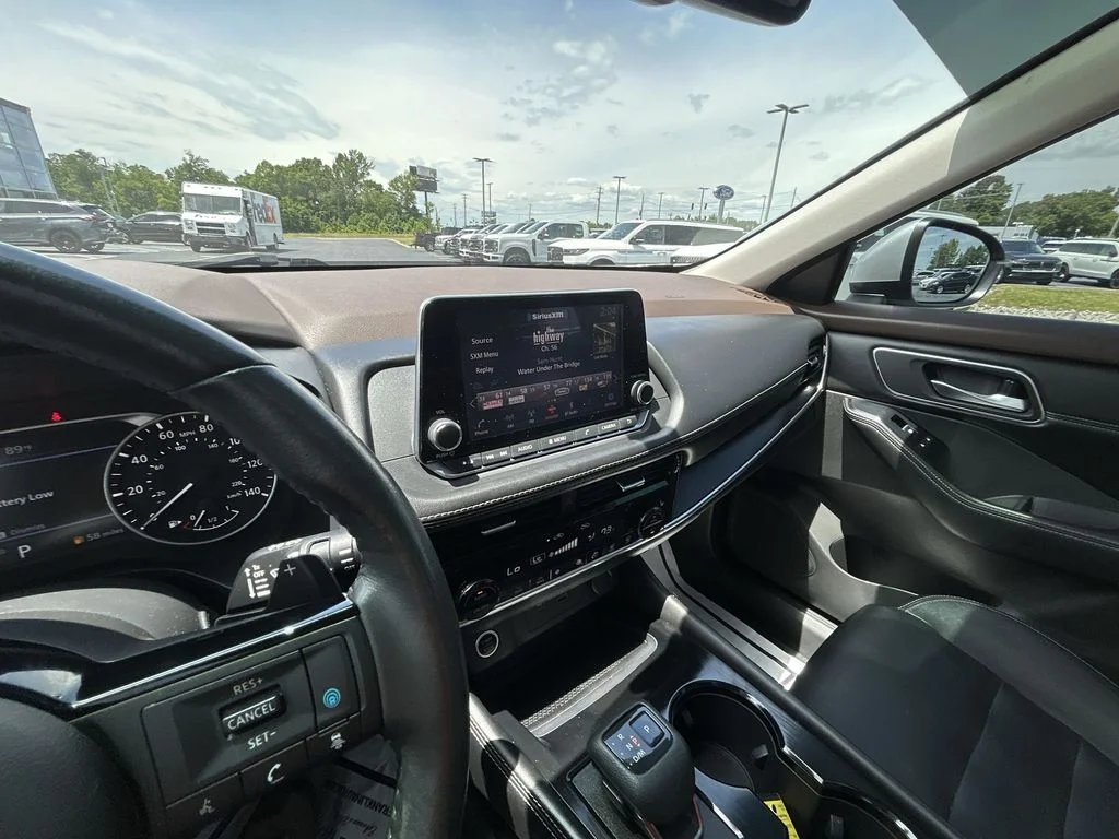 Used 2021 Silver Nissan SL image 12