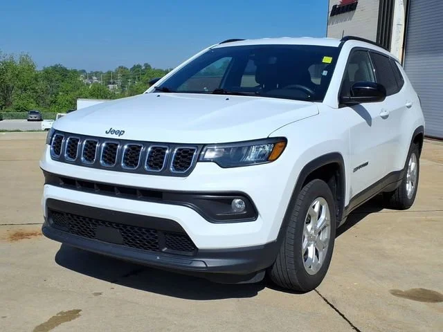 Used 2024  Jeep Latitude image 1