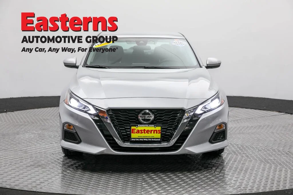 Used 2022 Silver Nissan 2.5 SV image 2