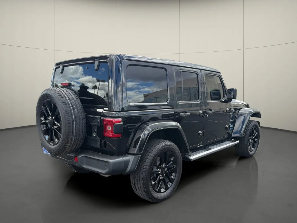 Used 2022 Black Jeep Unlimited Sahara 4x4 image 7