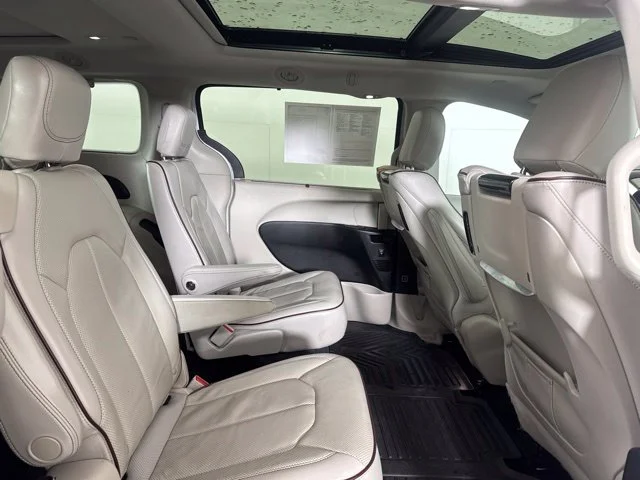 Used 2017 White Chrysler Limited image 5