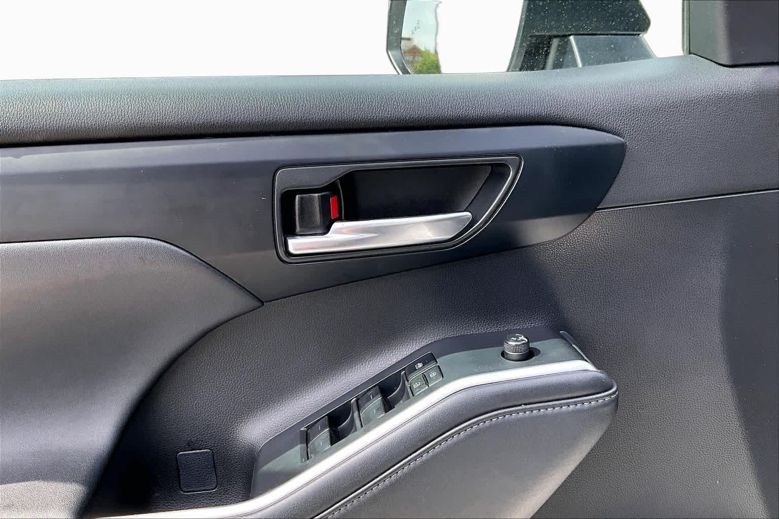 Used 2023 Wind Chill Pearl Toyota XLE image 22