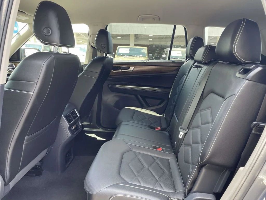 Used 2025  Volkswagen 2.0T SE w/Technology image 21
