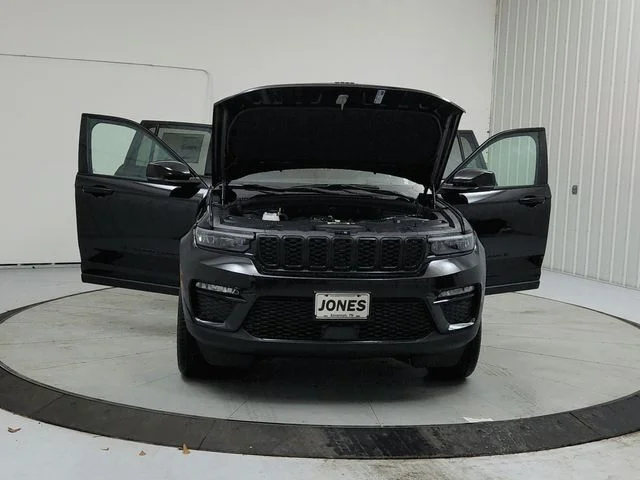 New 2025 Diamond Black Crystal Pearl-Coat Exterior Paint Jeep Limited image 10