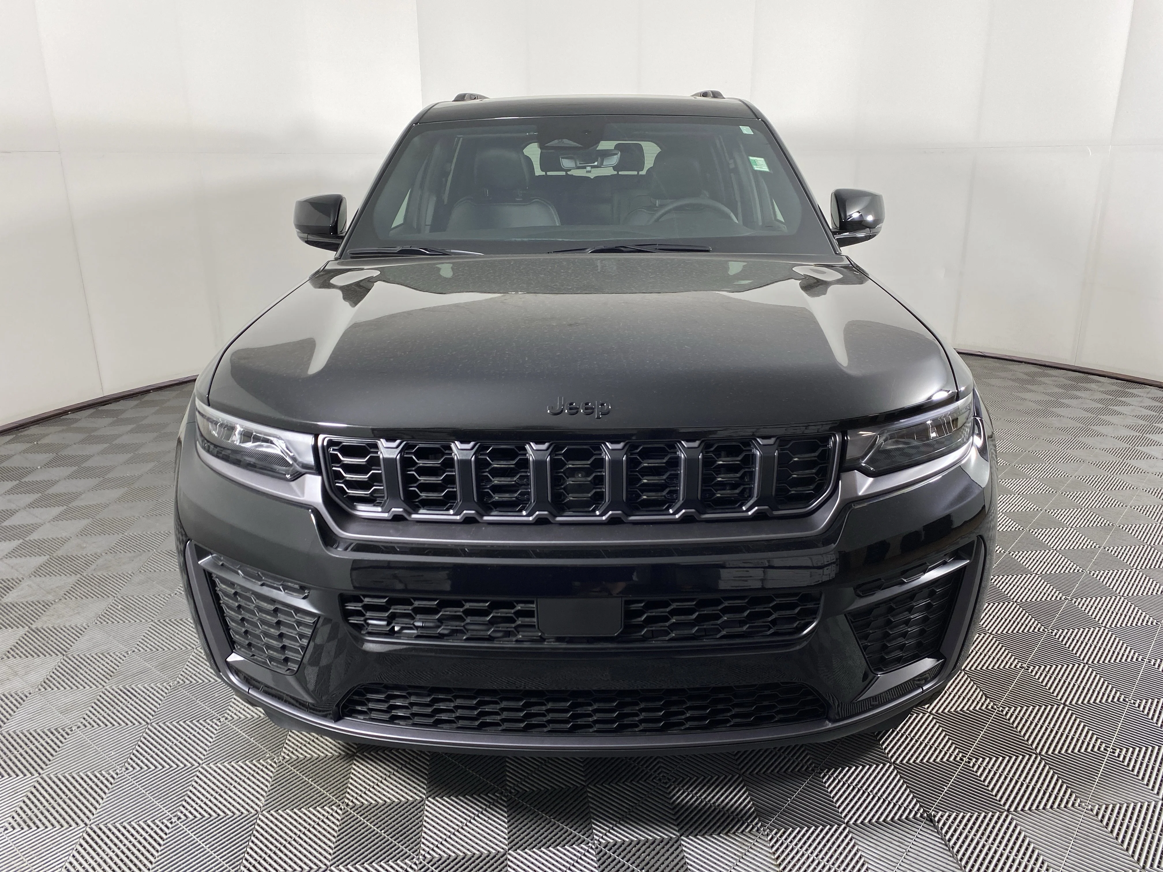 New 2026 Diamond Black Crystal Pearl-Coat Exterior Paint Jeep Laredo image 12