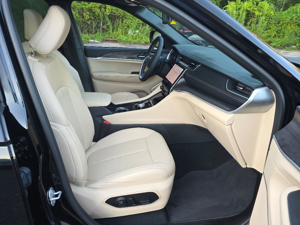 Certified Used 2025 Diamond Black Crystal Pearl Coat Jeep Limited image 22
