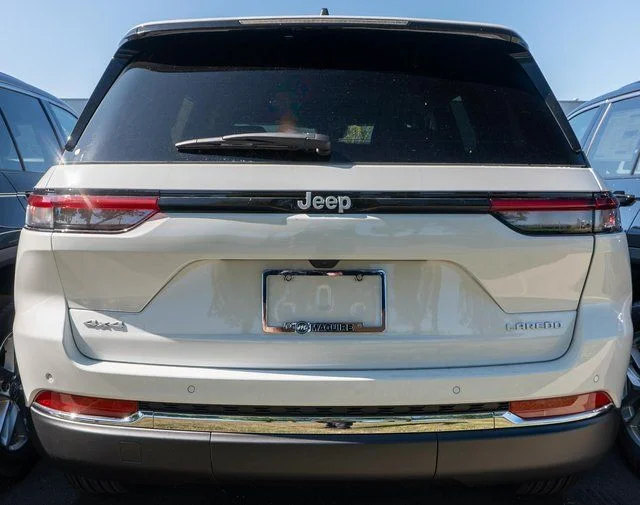 New 2026 Bright White Clear-Coat Exterior Paint Jeep Laredo X image 7