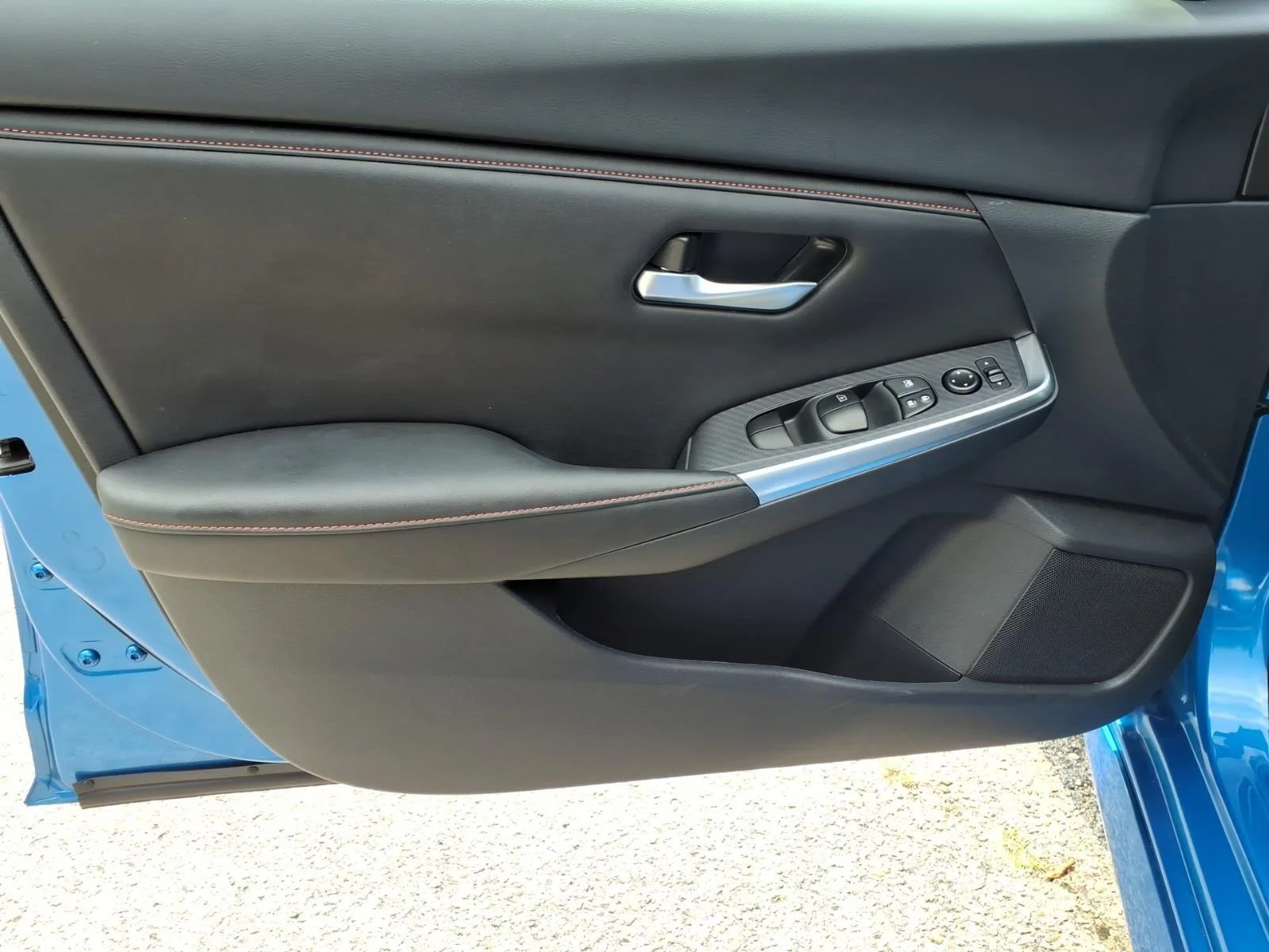 Used 2025 Electric Blue Metallic Nissan SR image 22