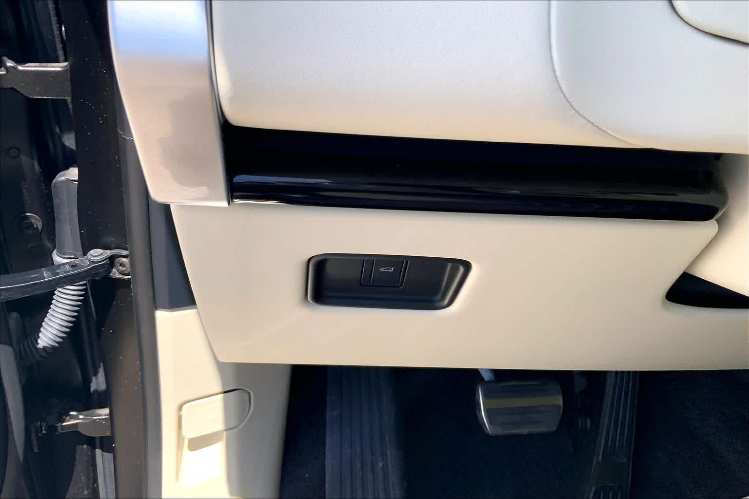 New 2026 Obsidian Black Satin Land Rover SE image 18