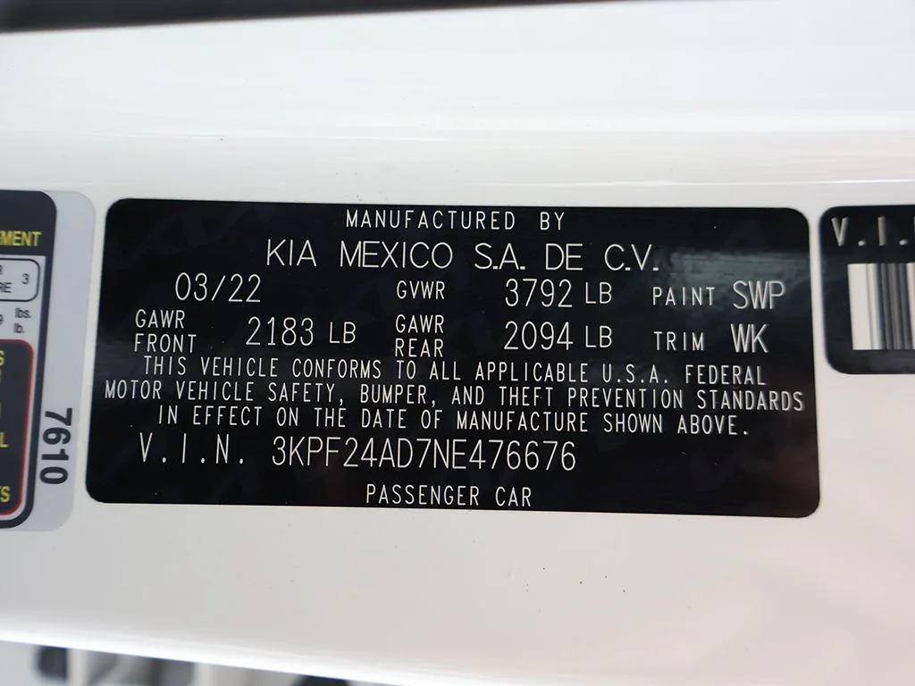 Used 2022 White Kia LXS image 46