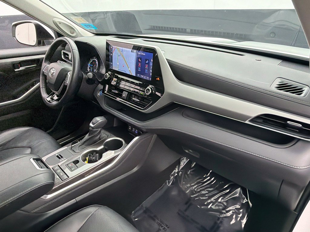 Used 2022 Beige Toyota Platinum image 32