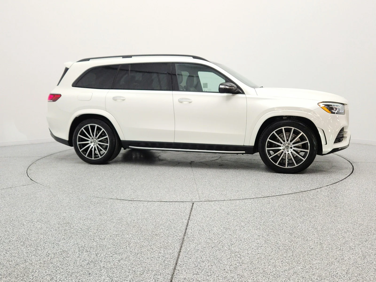 Used 2023 MANUFAKTUR Diamond White Metallic Mercedes-Benz GLS 450 4MATIC® SUV image 4